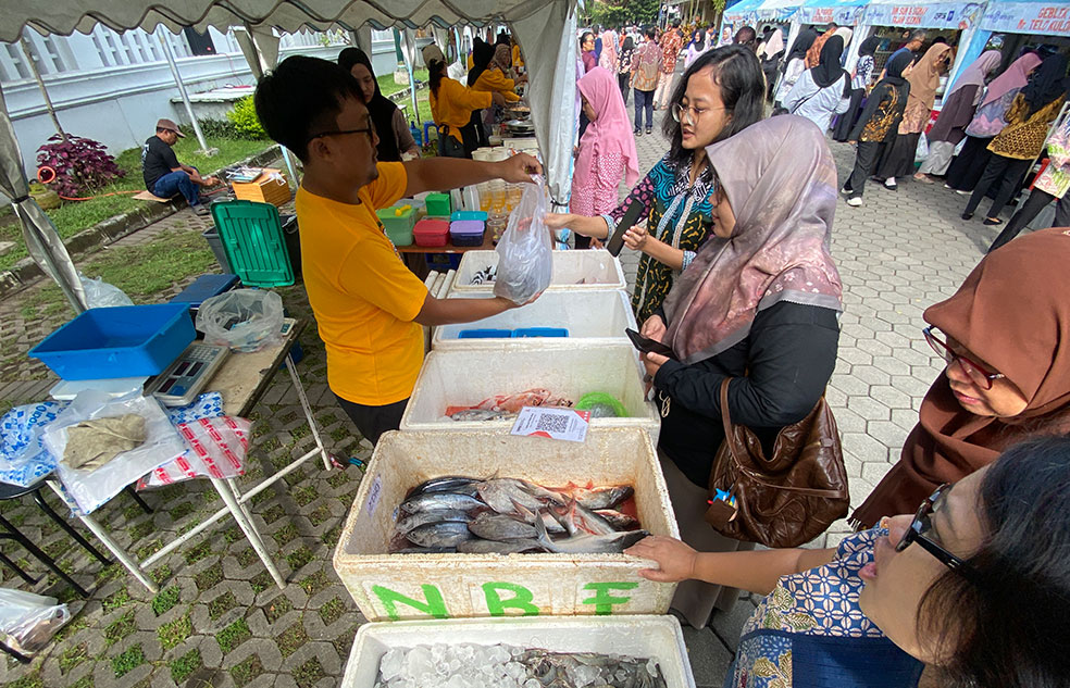 GIZI TINGGI: Bazar ikan laut yang diinisiasi Dinas Kelautan dan Perikanan DIY diserbu pembeli. Baza diadakan di tengah Peringatan HAKTPA 2025 di halaman Pendapa Wiyatapraja kompleks Kepatihan, kemarin