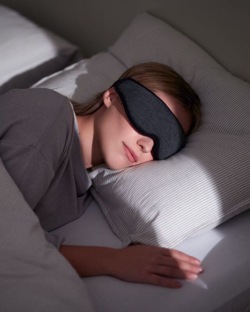 Tidur menggunakan penutup mata.
