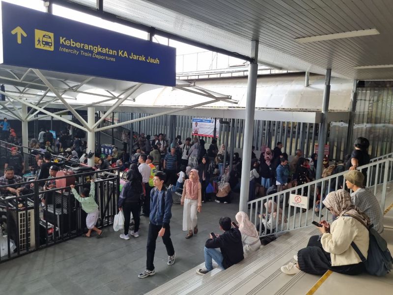 Ilustrasi foto para penumpang Kereta Api di stasiun tugu Yogyakarta.
