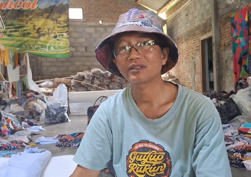 INSPIRATIF: Benny menunjukkan hasil sambungan kain perca.&nbsp;