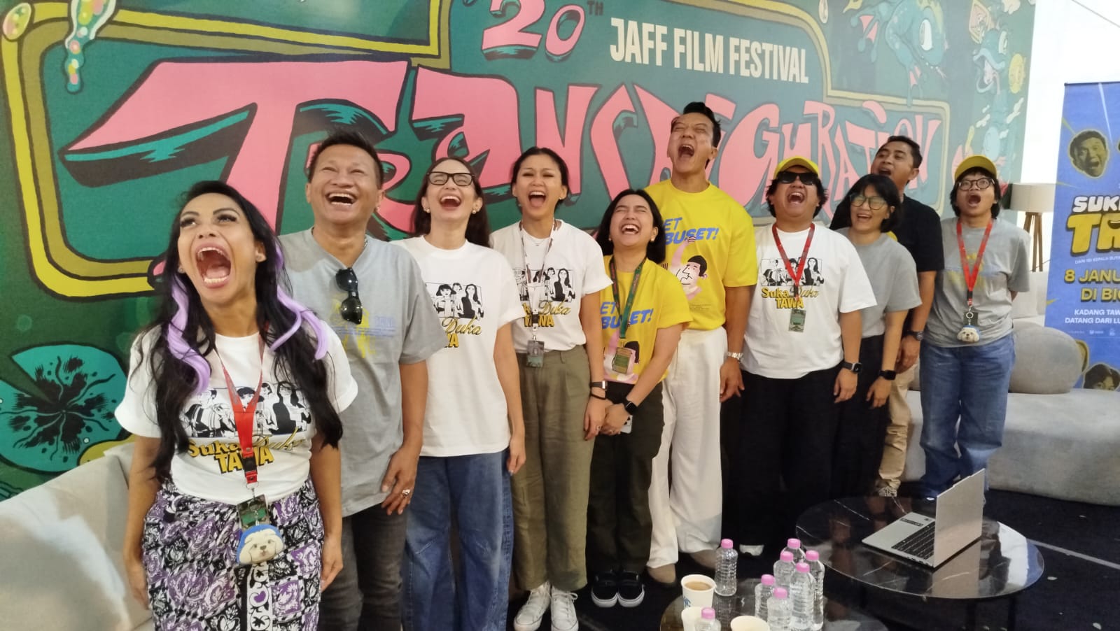 Cast dan kru film Suka Duka Tawa kompak melakukan adegan ketawa mangap saat press junket JAFF 2025 di Empire XXI Jogja (6/12/2025).