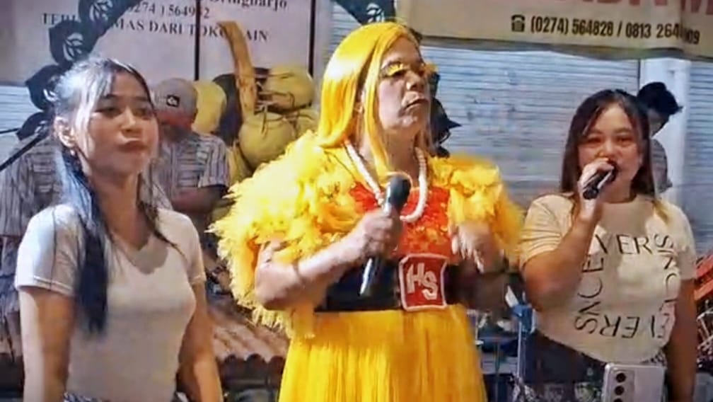 Pengamen viral Malioboro Wikwik Ambyar galang dana untuk korban banjir Sumatera. Aksi digelar di Malioboro (6/12/2025).