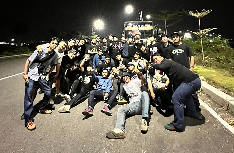 TERGERAK: Para suporter Brajamusti Millwall&nbsp; yang melakukan penggalangan donasi untuk korban bencana di Sumbagut. Hal yang sama juga dilakukjan BCS.