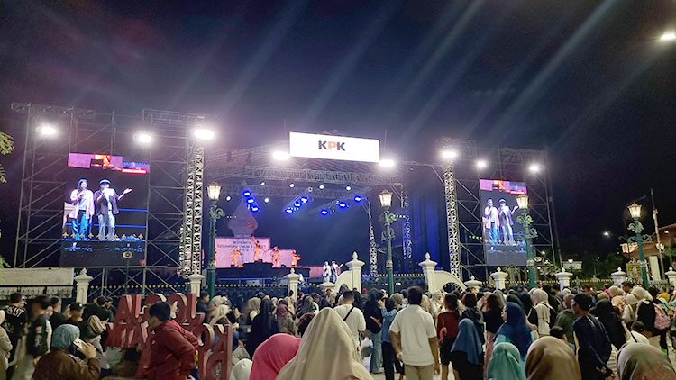 ANTUSIASME: Sesi penyelenggaraan dan pembukaan Hari Antikorupsi Sedunia 2025 di kawasan Titik Nol Malioboro Jogja, Sabtu (6/12/2025) sore.