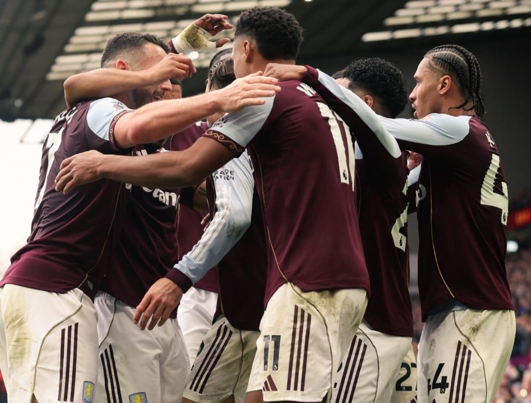 Selebrasi para pemain Aston Villa saat Emiliano Buendia cetak gol kemenangan atas Arsenal di Premier League