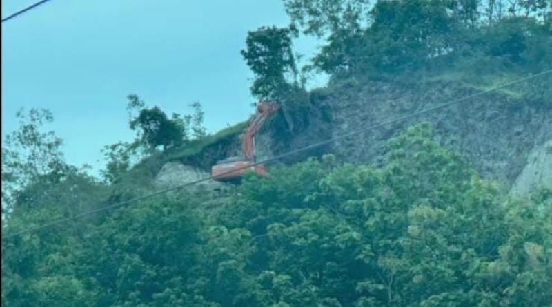 ILEGAL: Kegiatan penambangan yang berada di Bawuran, Pleret belum mengantongi izin.