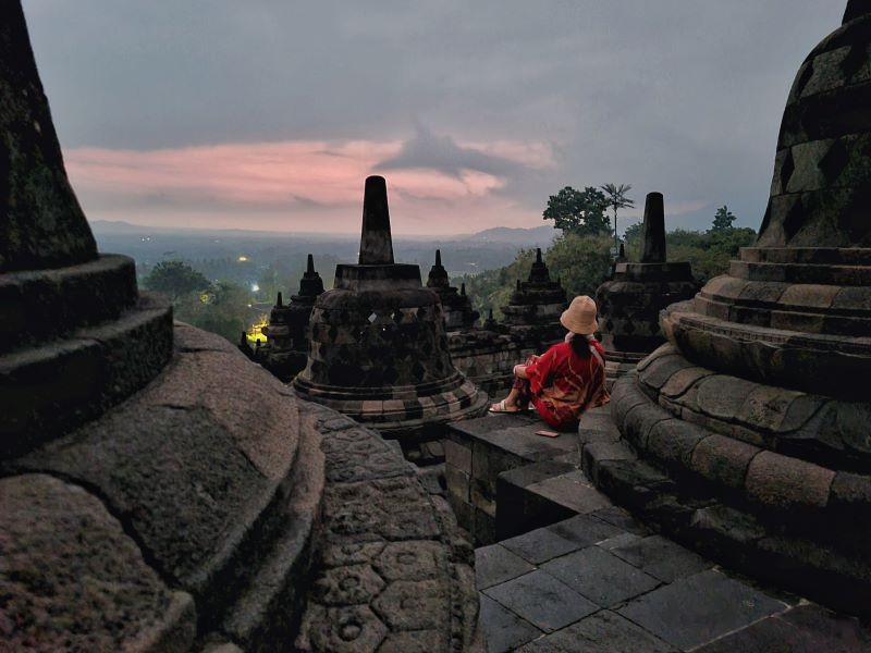MENAWAN: Pengunjung tampak menikmati pemandangan sunrise di Candi Borobudur.