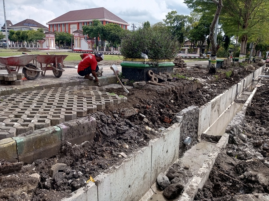 Pekerja proyek pembangunan drainase di Alun-Alun Wonosari.