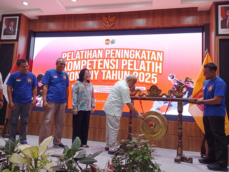 SEREMONI: Ketua Umum KONI DIY KGPAA PA X saat memukul gong tanda dimulainya Pelatihan Peningkatan Kompetensi Pelatih 2025 Minggu (7/12/2025).