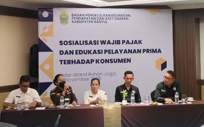 MENJALIN SINERGI: Kepala BPKPAD Kabupaten Bantul Istirul Widilastuti (tengah) menjadi salah satu narasumber dalam acara Sosialisasi Wajib Pajak dan Edukasi Pelayanan Prima terhadap Konsumen