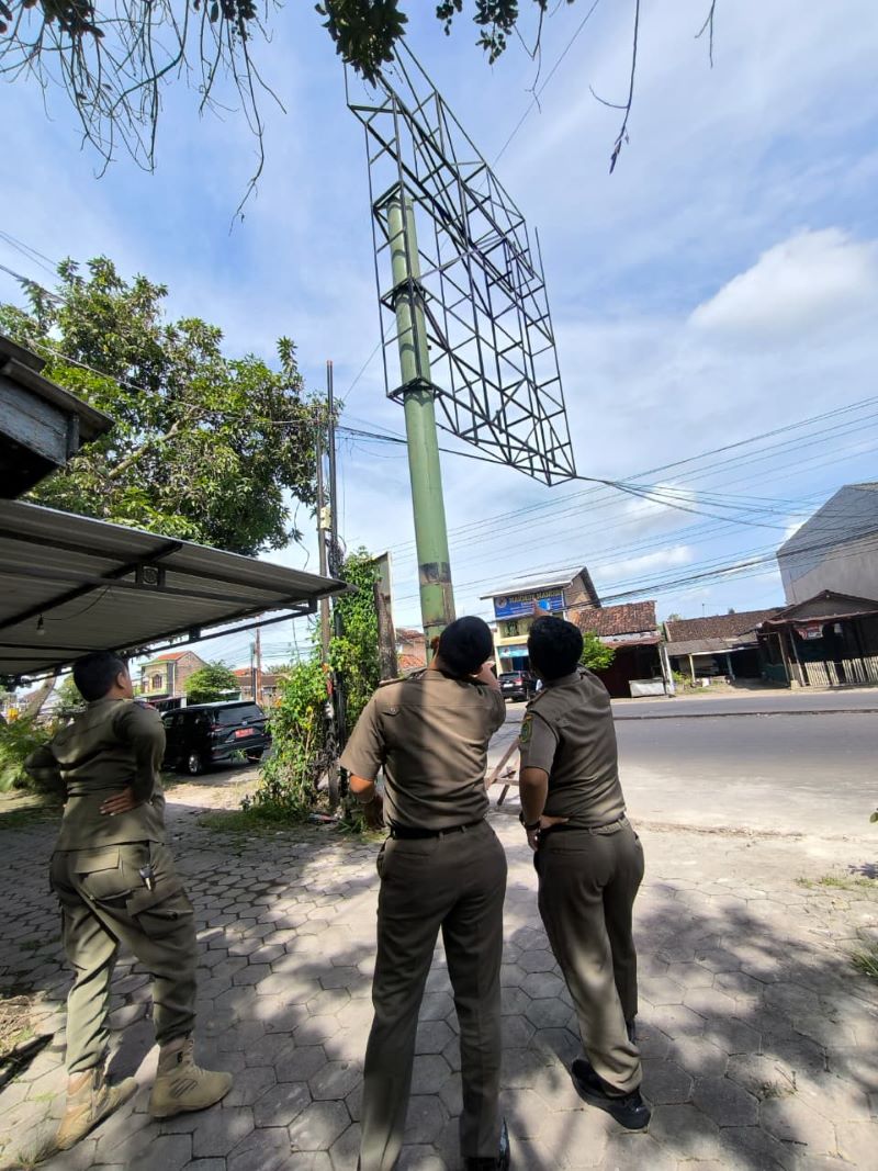 MENERTIBKAN: Satpol PP Bantul sedang menertibkan reklame yang tidak berizin dan tidak membayar pajak