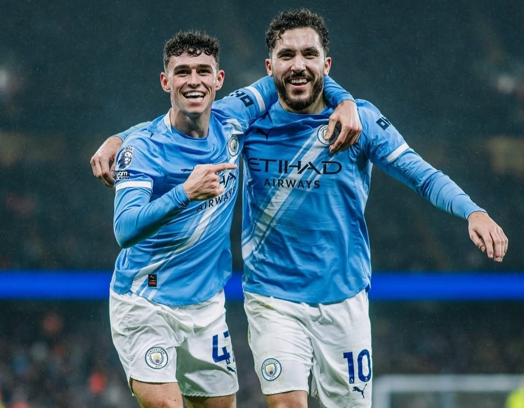 Selebrasi Phil Foden bersama Rayan Cherki setelah mencetak gol ke gawang Sunderland