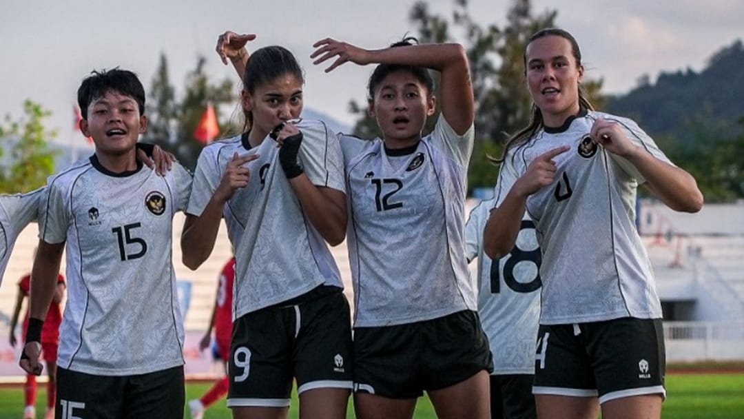 Pemain Timnas Putri Indonesia rayakan kemenangan perdana di Sea Games 2025 saat kalahkan Singapura