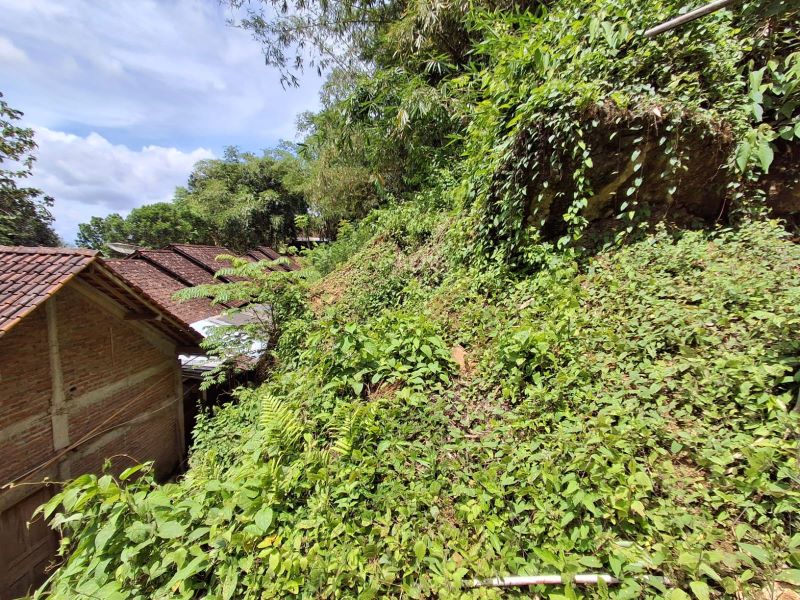 RAWAN: Bongkahan batu yang berada di Padukuhan Nglingseng, Banjarharjo 2, Muntuk, Dlingo berada di atas rumah warga.
