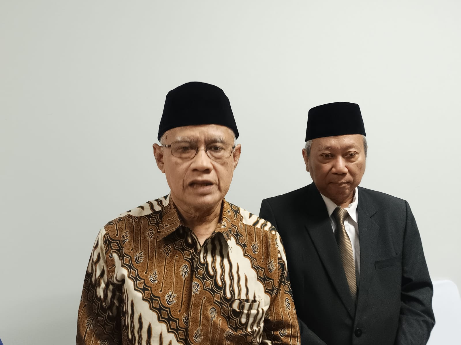 Ketua Umum Pengurus Pusat (PP) Muhammadiyah Haedar Nashir (kiri) didampingi Rektor Universitas Muhammadiyah Gombong (Unimugo) Prof Sofyan Anif. (M Hafied/Radar Jogja)  &nbsp;