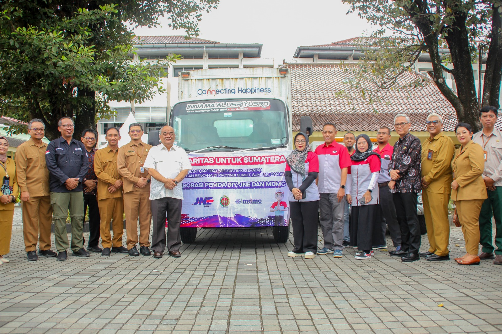 Wakil Gubernur DIY KGPAA Paku Alam X bersama sejumlah pejabat Pemda DIY melepas truk pengangkut 810 kilogram obat-obatan dan alat kesehatan yang dikirimkan melalui JNE untuk korban banjir di Aceh