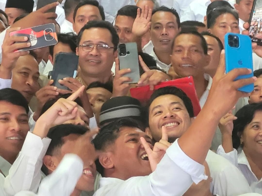 Ribuan PPPK paruh waktu menerima SK pengangkatan di GOR Pakubumi, Mertoyudan, Senin sore (8/12).