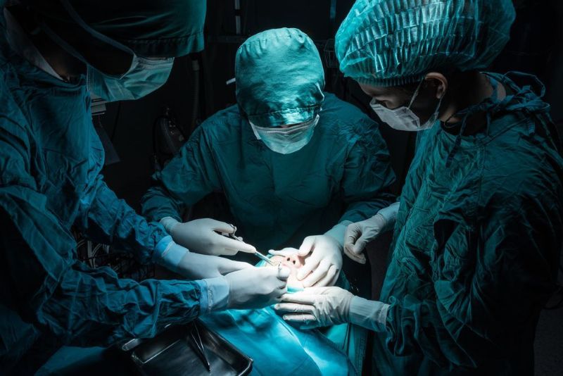 Ilustrasi  dokter menangani pesien di ruang operasi.