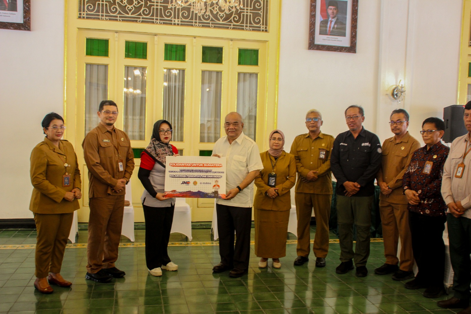 Wakil Gubernur DIY KGPAA Paku Alam X dan Head Regional Jateng-DIY, Murah Lestari dalam acara serah terima pengiriman bantuan obat-obatan dan alat kesehatan untuk korban bencana di Aceh, Sumatera Utara