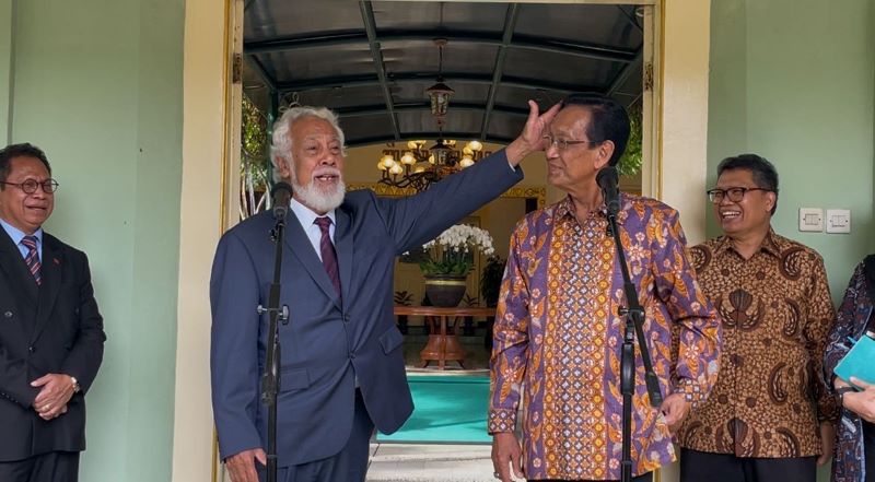 MOMEN LANGKA: Perdana Menteri Timor Leste Xanana Gusmao saat mengusap rambut Gubernur DIY Hamengku Buwono X di Kompleks Kepatihan Jogja Senin (8/12).