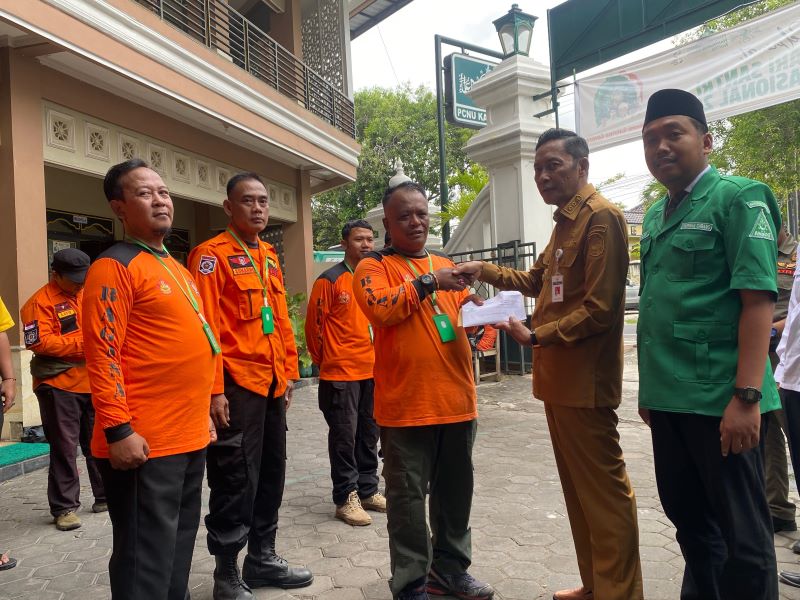 Wakil Bupati Bantul sedang memberikan SK intruksi ke relawan yang akan ke Sumatra Barat
