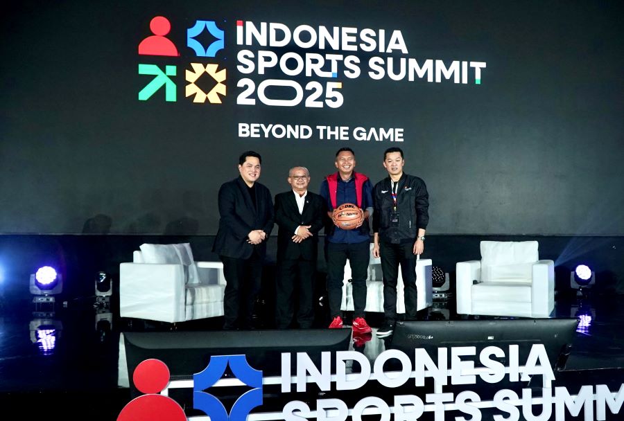 Menpora Erick Thohir, Wamenpora Taufik Hidayat bersama Mendikdasmen Abdul Mu&rsquo;ti serta CEO sekaligus Founder DBL Indonesia, Azrul Ananda dalam Indonesia Sports Summit 2025