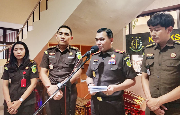 TETAP DITAHAN: Kajari Sleman Bambang Yunianto saat menjelaskan tentang penyerahan tersangka dan barang bukti kepada jaksa penuntut umum (JPU) Senin (8/12).