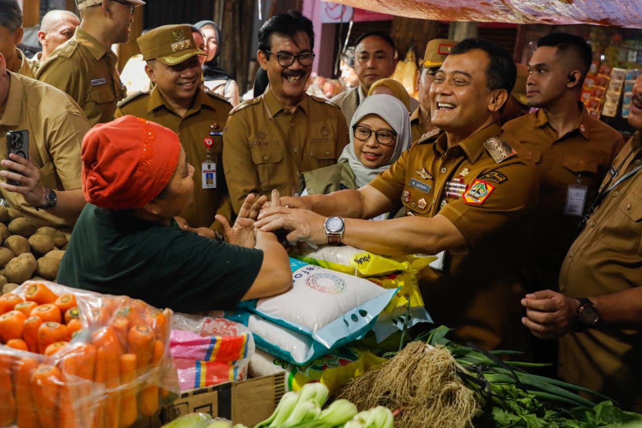 Gubernur Jawa Tengah Ahmad Luthfi saat meninjau kondisi kebutuhan pokok