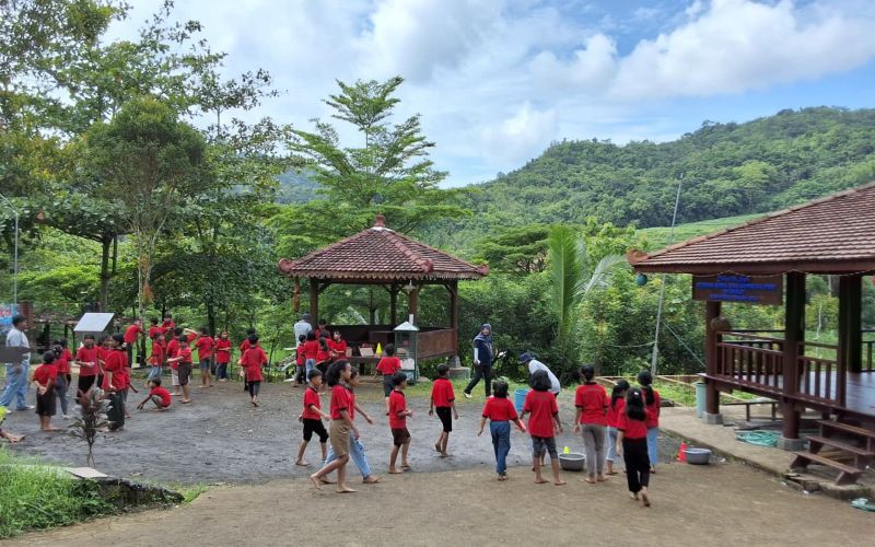 SERU: Wisatawan bumi perkemahan Tinalah menikmati liburan jauh dari tebing rawan longsor.&nbsp;