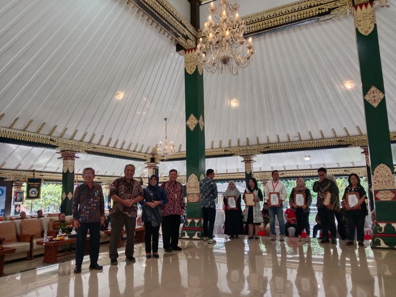 SIMBOLIS: Pemberian penghargaan tanggung jawab sosial sosial perusahaan di Pendopo Parasamya Sleman Selasa (9/12).