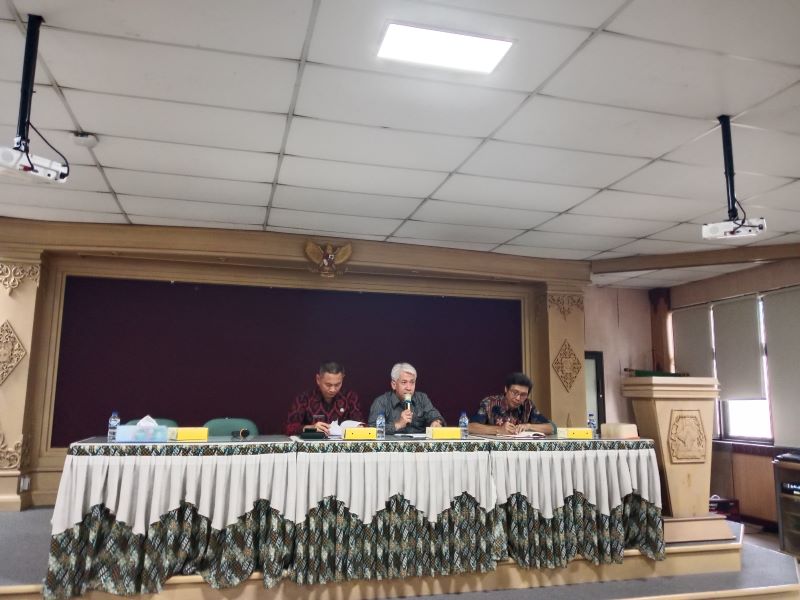 JUMPA PERS:  Jajaran DPUPKP Sleman saat memberikan keterangan terkait penanganan jalan di Kantor BKAD Sleman Selasa (9/12).