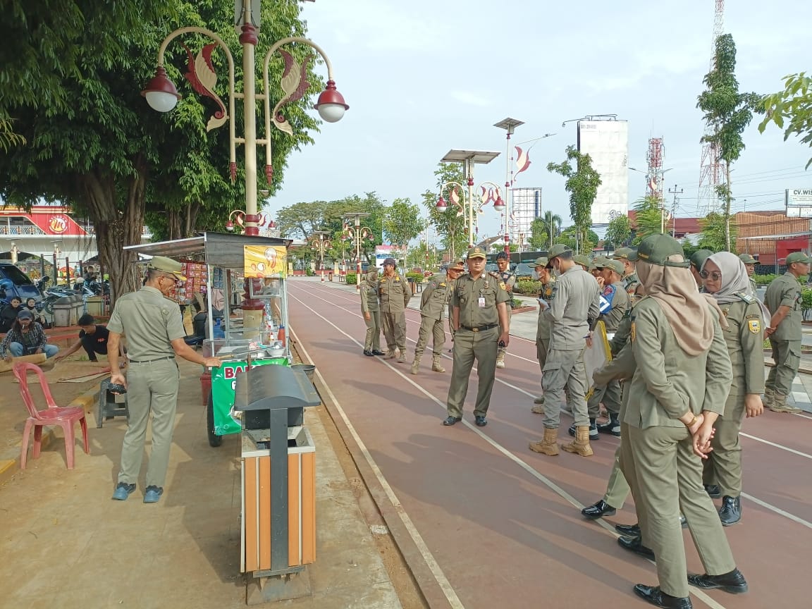 Petugas Satpol PP Kebumen menertibkan pedagang kaki lima (PKL) yang tetap nekat berjualan di Alun-alun Pancasila. (M Hafied/Radar Jogja)