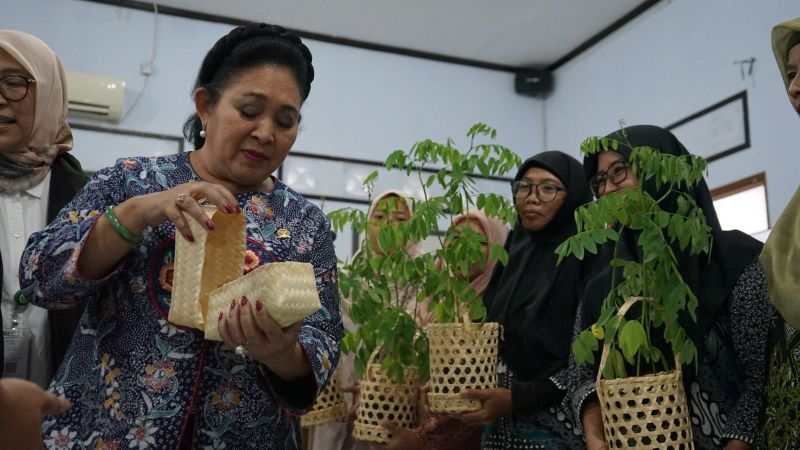 BANTUAN: Anggota DPR RI memberikan bibit tanaman bagi petani hutan.&nbsp;