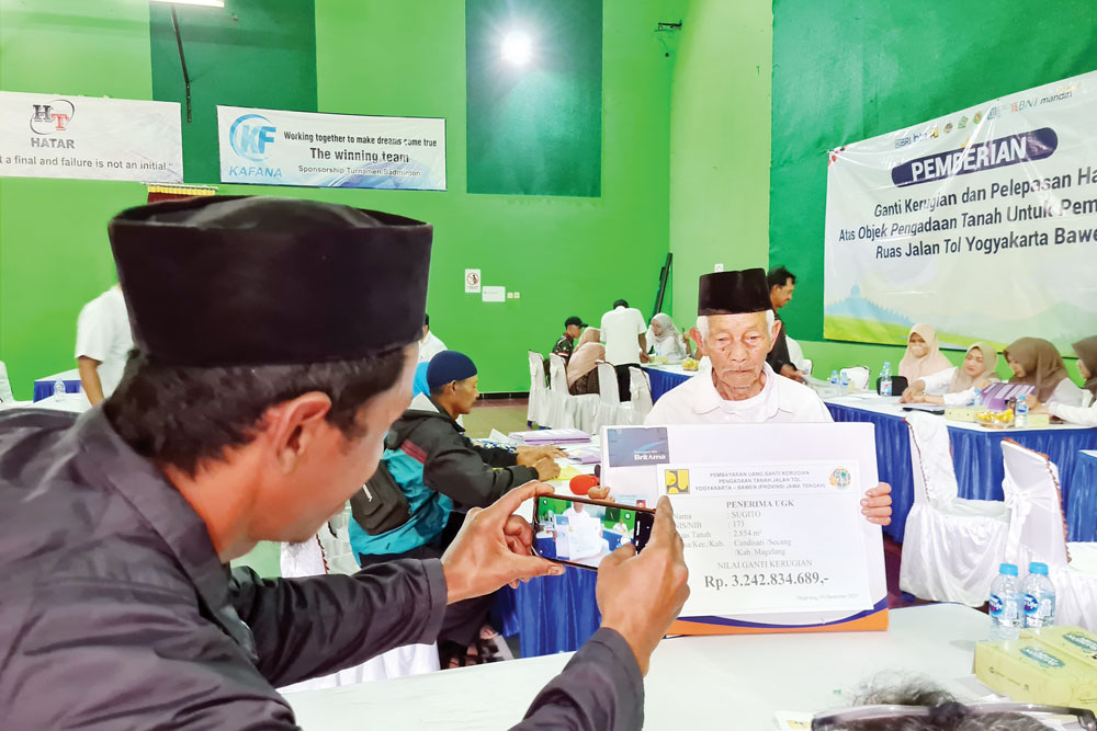 TERIMA UGR: Warga Candisari, Sugito menerima UGR sebesar Rp 3,24 miliar karena terdampak pembangunan jalan tol Jogja&ndash;Bawen.