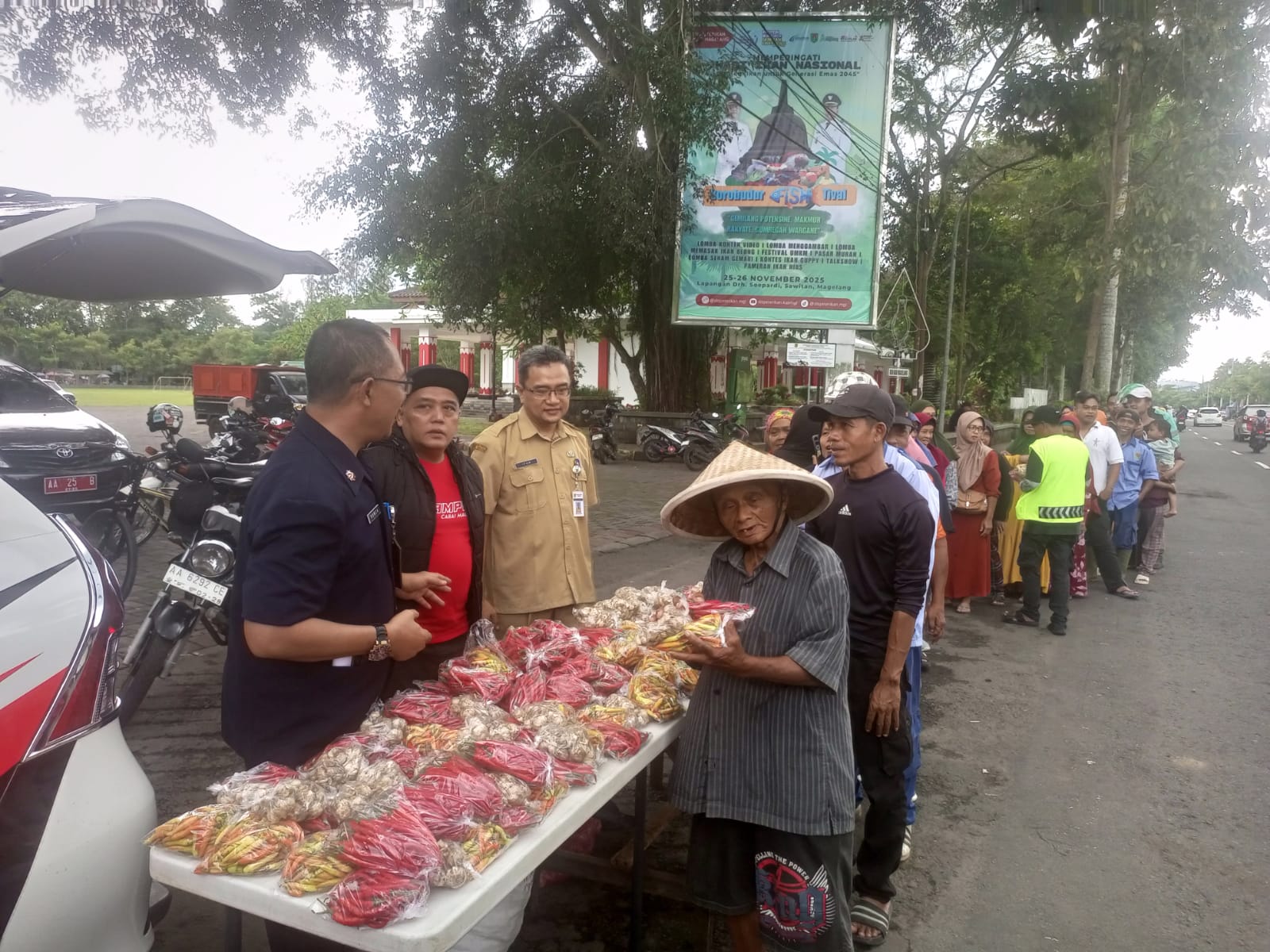 Warga rela mengantre demi mendapatkan paket cabai gratis di Lapangan drh Soepardi, Selasa (9/12).