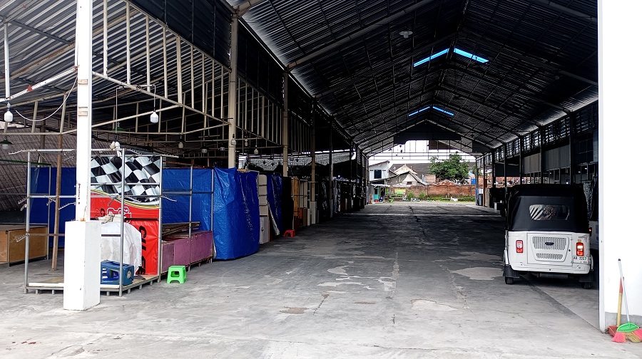 SUNYI:&nbsp;Suasana lahan Menara Kopi yang kini menjadi tempat bagi para pedagang eks Parkiran Abu Bakar Ali pada Selasa (9/12/2025).