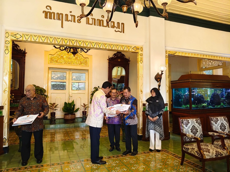 SIMBOLIS: Penyerahan bantuan uang senilai Rp 3 miliar dari Pemprov DIY yang diberikan langsung kepada tiga daerah terdampak bencana banjir Sumatera di Gedhong Wilis, Kepatihan.