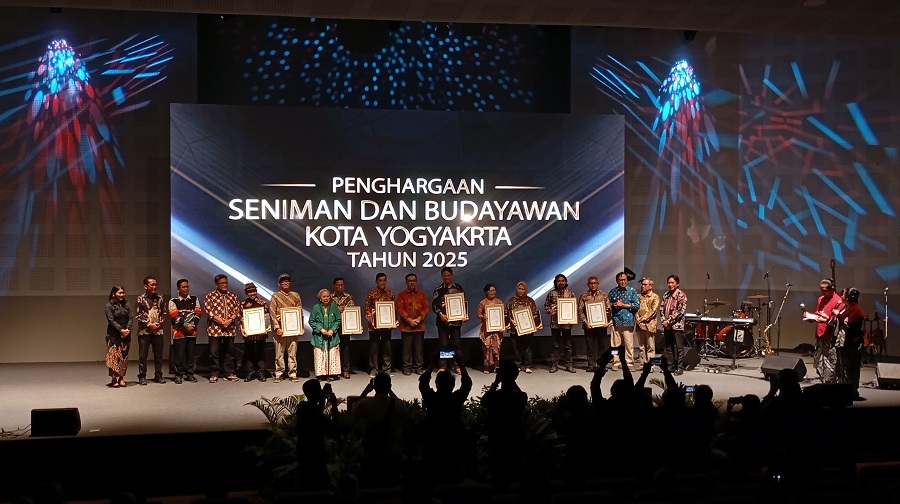 APRESIASI:&nbsp;Wali Kota Jogja Hasto Wardoyo saat memberikan penghargaan kepada pelestari budaya di auditorium Taman Budaya Embung Giwangan, Senin (8/12/2025) malam.