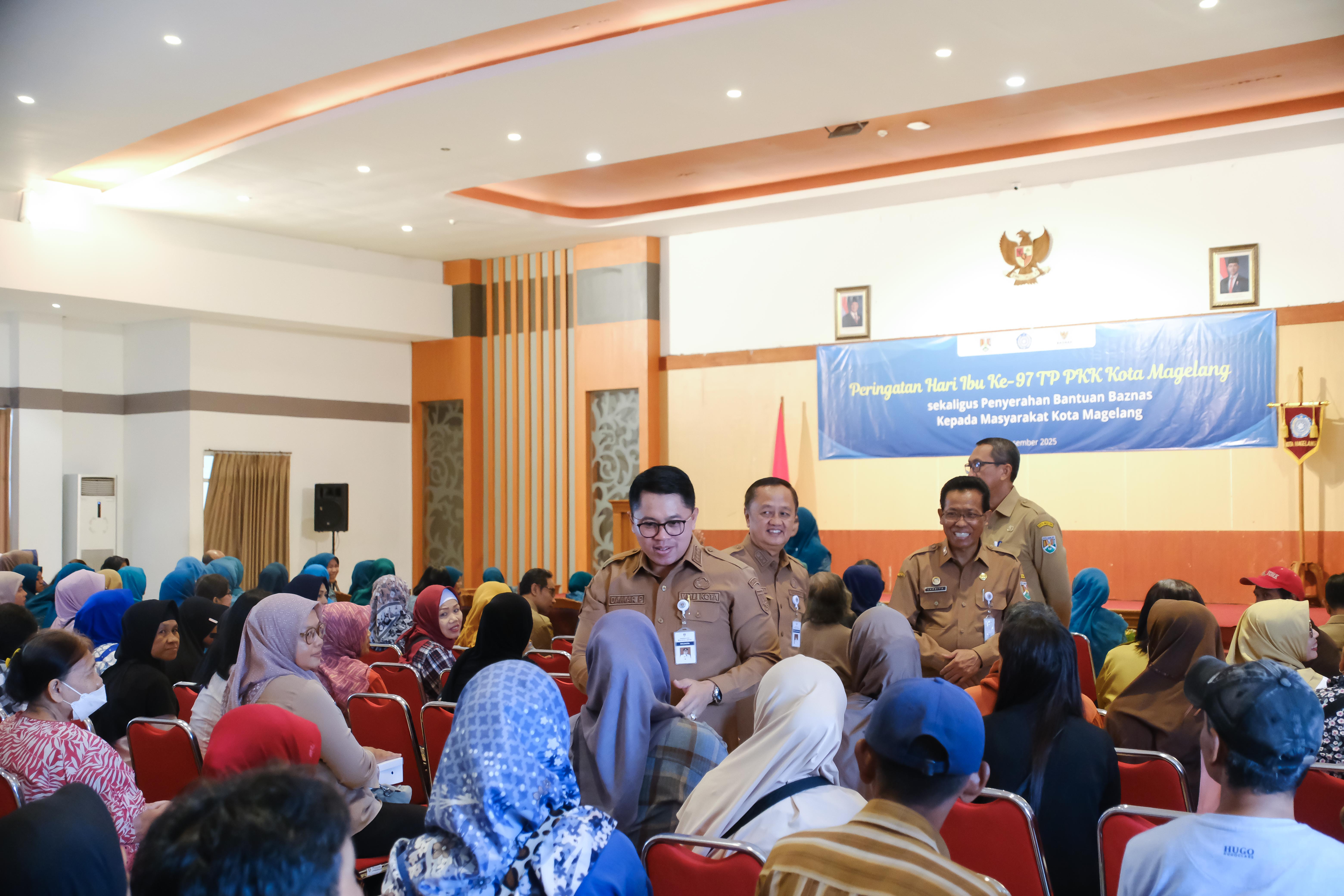 Wali Kota Magelang saat berbincang dengan para ibu di Gedung Wanita.