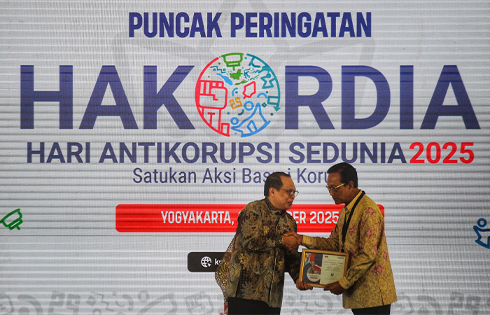 DI ATAS NASIONAL: Ketua KPK Setyo Budiyanto (kiri) menyerahkan skor SPI DIJ kepada Gubernur Hamengku Buwono X dalam Puncak Peringatan Hari Antikorupsi Sedunia (Hakordia) 2025 di Bangsal Kepatihan.