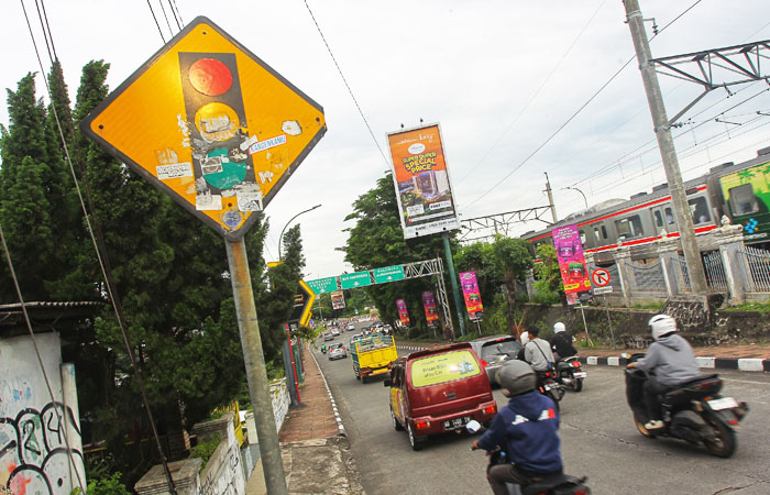 Pengendara kendaraan bermotor melintas menuju Jembatan Kleringan, Kota Jogja, Selasa (9/12). Mulai hari ini akan diterapkan rekayasa lalu lintas di seputaran kawasan Kleringan dan Jembatan Kewek.