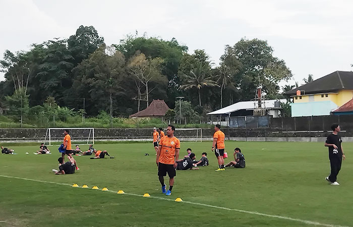 Para pemain PSS Sleman saat menjalani latihan rutin di Lapangan Pakembinangun, Pakem, Sleman.