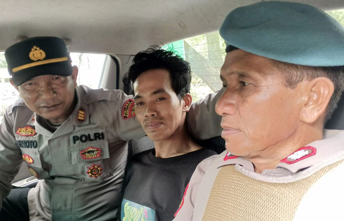M. Hafied/Radar Jogja DIRINGKUS: Achmad Sapari, 38, terduga pelaku penganiayaan tak berkutik ketika diringkus polisi, Selasa (9/12).