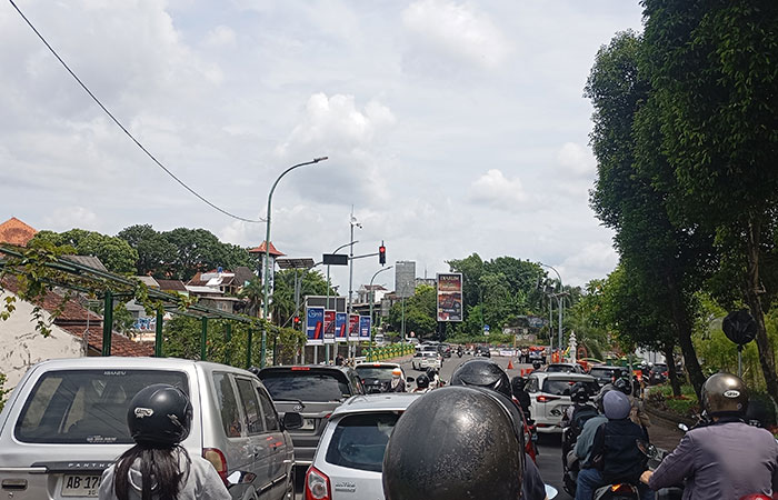 MACET: Kondisi kepadatan lalu lintas di simpang Jalan Kleringan, Kota Jogja saat uji coba lampu APILL, Selasa (9/12) siang.