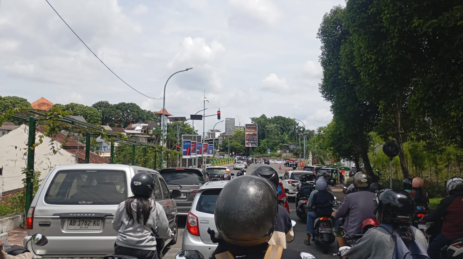 Kondisi kepadatan lalu lintas di simpang Jalan Kleringan, Kota Jogja saat uji coba lampu Apill pada Selasa (9/12/2025) siang.