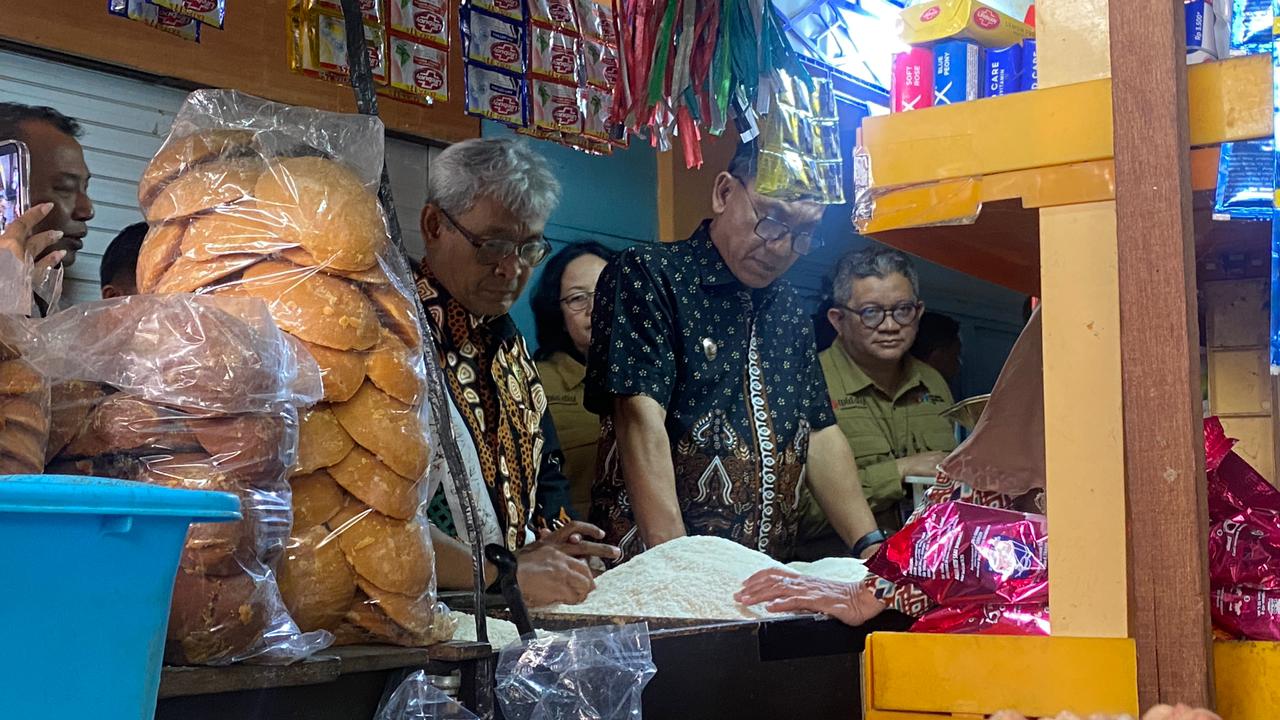 Tim TPID Yogyakarta melakukan pantauan harga pasar jelang Nataru 2025/2026 di Pasar Beringharjo, Jogja, Selasa (9/12/2025).