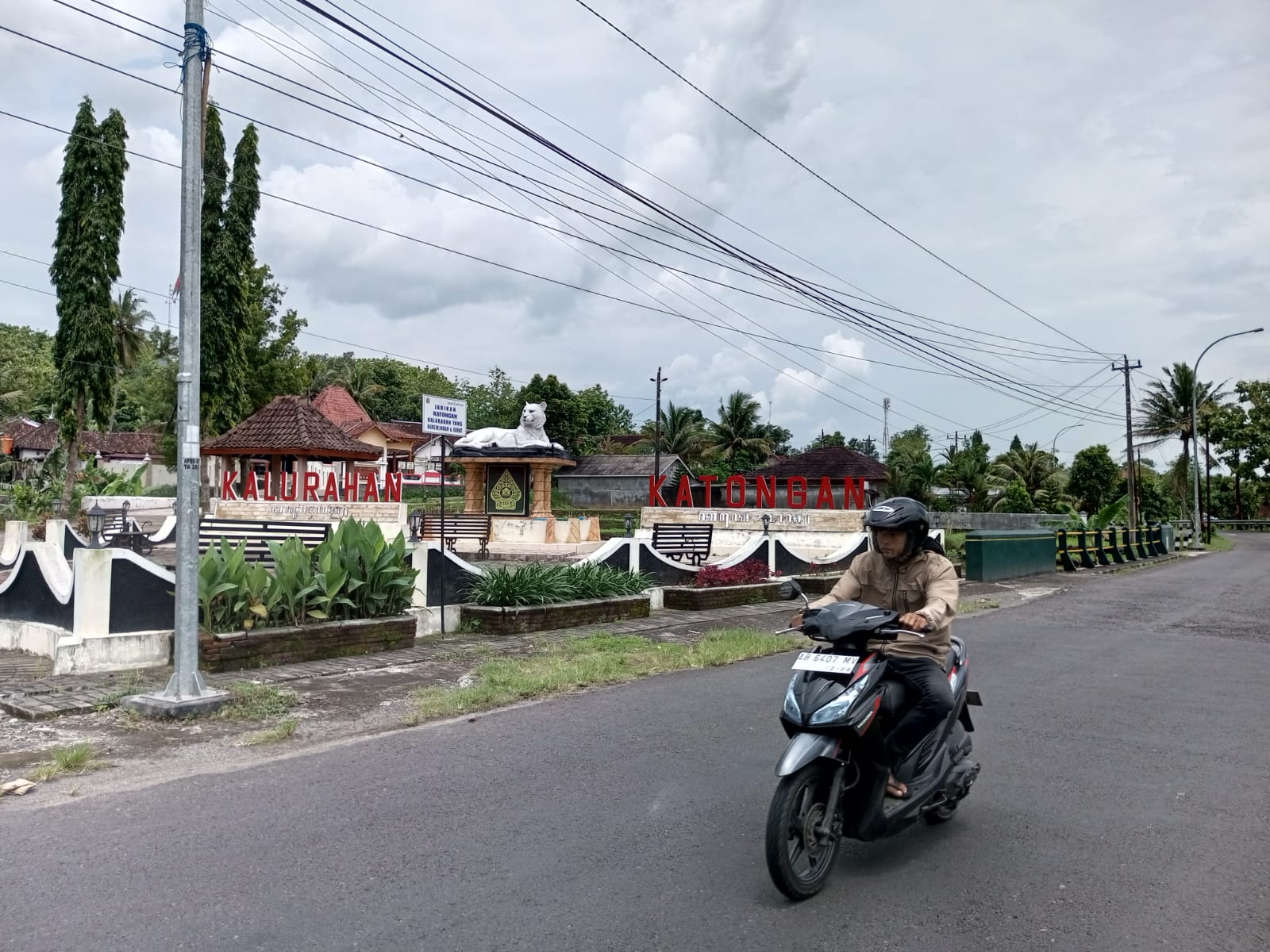 Pengendara motor sedang melintas di jalan raya Nglipar di Kalurahan Katongan Kapanewon Nglipar Gunungkidul.
