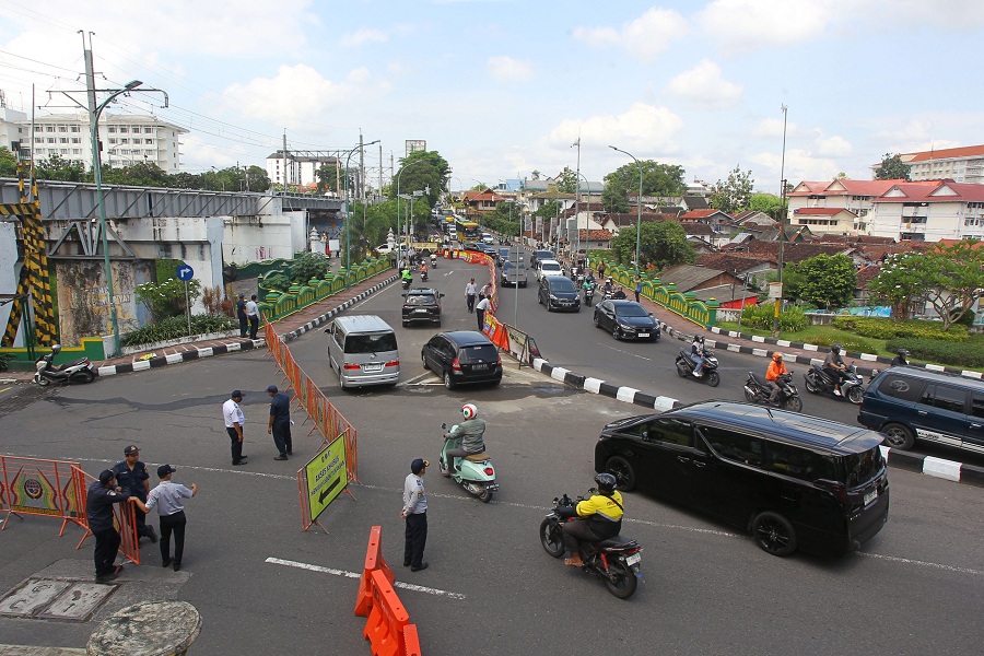Pengendara kendaraan bermotor melintas saat penerapan rekayasa lalu lintas di Jembatan Kleringan yang kini diberlakukan dua arah imbas penutupan Jembatan Kewek, Kota Jogja, Rabu (10/12/2025).