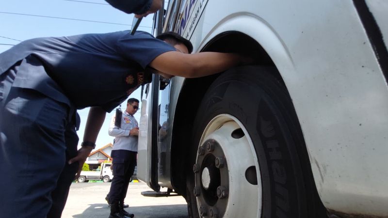 PASTIKAN ANGKUTAN UMUM AMAN: Personel Dishub Kulon Progo melakukan rump check terhadap armada yang melintas di Kulon Progo.