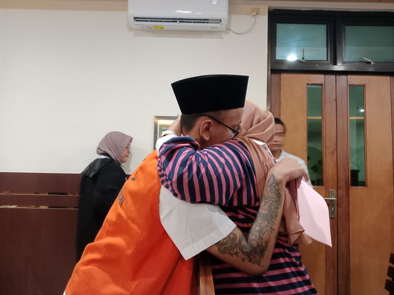 PROSES HUKUM: Perdana Arie saat memeluk sang ibu usai menjalani proses sidang perdana di PN Sleman Rabu (10/12).